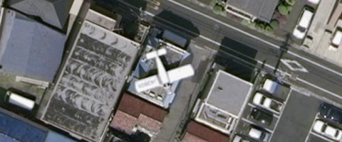 Aereo parcheggiato sul tetto